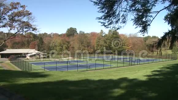 网球场2个中的1个视频的预览图