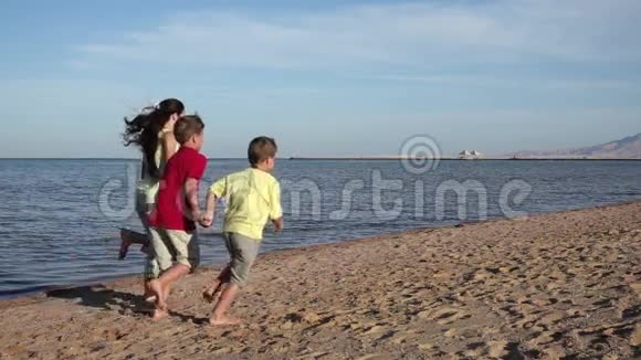 三个孩子在埃及度假胜地的海滩上逃跑视频的预览图