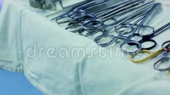 概念医学外科手术台带手术工具特写蓝光桌子上摊开了视频的预览图