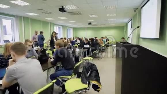 一群学生坐在教练面前的课桌前开始他们的比赛视频的预览图