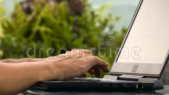 编程手在笔记本键盘上快速打字视频的预览图
