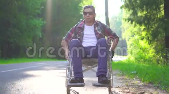 坐轮椅的残疾人带着背包旅行视频的预览图