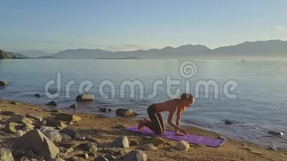 在海岸海岸与远山做瑜伽运动视频的预览图