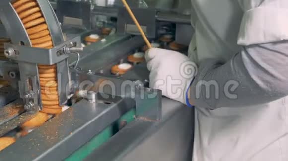 用工厂机器制作饼干的过程工人控制生产过程视频的预览图