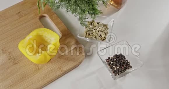 缓慢的圆形运动顶部可以看到一张有沙拉烹饪原料的桌子上景全高清视频240fps1080p视频的预览图