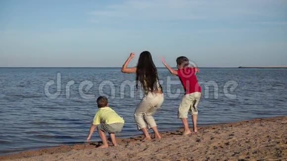 三个孩子在埃及度假村海滩上跳慢动作视频的预览图