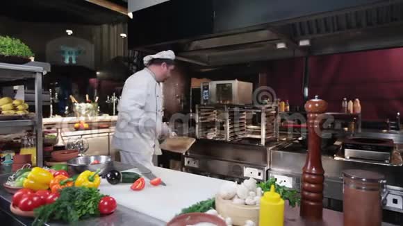 餐厅厨师从燃烧的炭火烤架上取下牛排视频的预览图