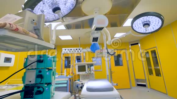 黄色墙壁的现代化医院急诊室视频的预览图