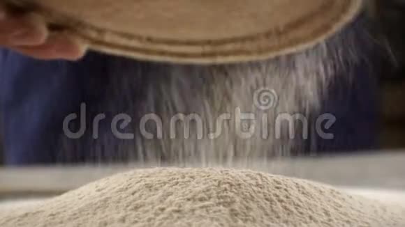 将全麦面粉过筛特写视频视频的预览图