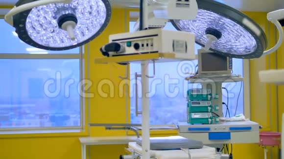 关闭医院外科手术中的医疗设备和操作灯视频的预览图