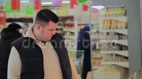 超市里的胖子为自己挑选早餐视频的预览图
