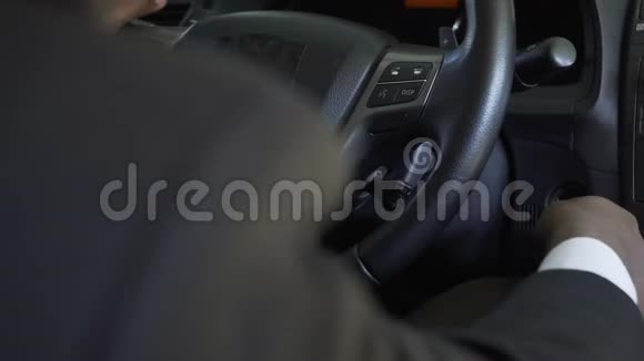 成功人士开车的双手在上班前给发动机预热视频的预览图