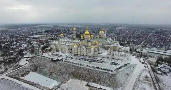 乌克兰特诺皮勒州东正教寺院波查伊夫拉夫拉圣徒多米提翁鸟瞰图东欧视频的预览图