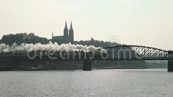捷克共和国布拉格旧机车在桥上行驶圣彼得大教堂和圣保罗教堂的背景视频的预览图