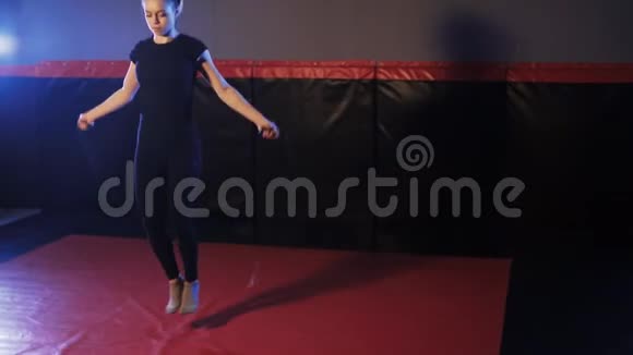 在健身房里跳绳的女孩视频的预览图