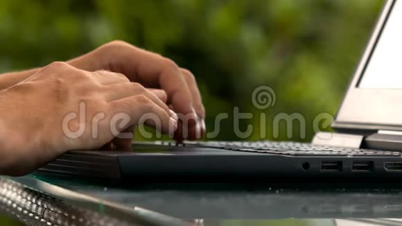 男性手在笔记本电脑键盘上快速工作视频的预览图