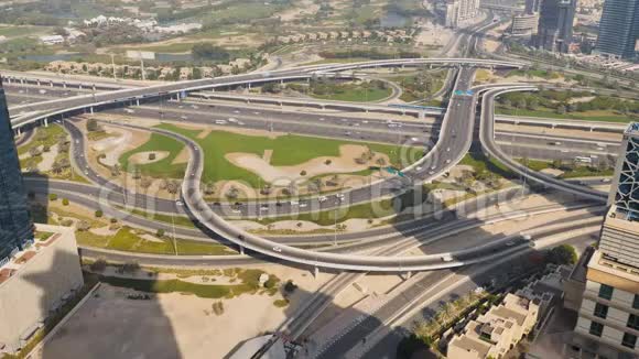 从迪拜上空可以看到令人惊叹的连接道路公路上的交通视频的预览图