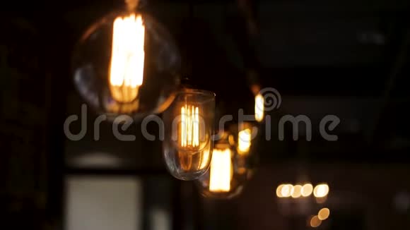 黑暗房间里的老式照明剪辑老式灯泡装饰古董爱迪生风格的钨灯视频的预览图
