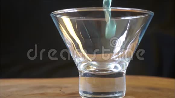 把蓝色的水浇到空杯子里视频的预览图