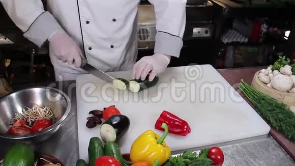 餐馆厨师用尖刀切新鲜蔬菜视频的预览图