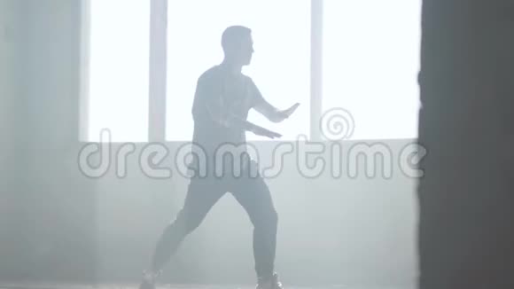 自信的年轻激情的街舞舞者在迷雾中表演嘻哈文化排练当代的视频的预览图