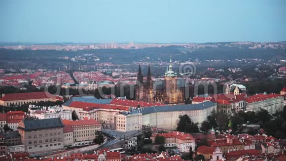 捷克共和国布拉格布拉格夜景城堡圣维特大教堂从布拉格城堡到小镇的俯视图视频的预览图