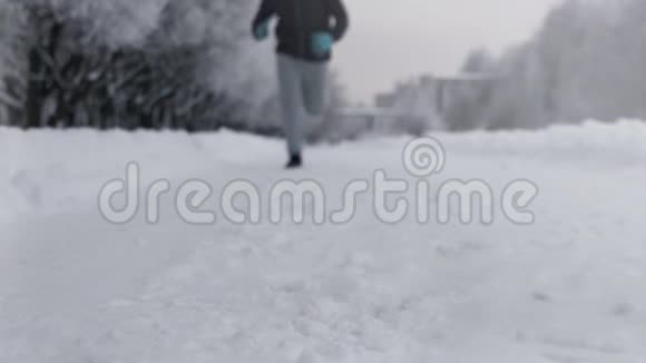 冬天人们在公园的雪道上奔跑视频的预览图