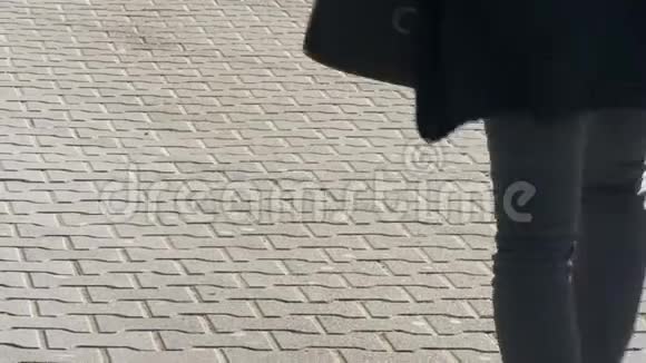阳光明媚的一天人行道瓷砖视频的预览图