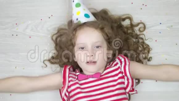 可爱的卷发女孩在狂欢节派对上嬉戏和欢笑最高的视野视频的预览图