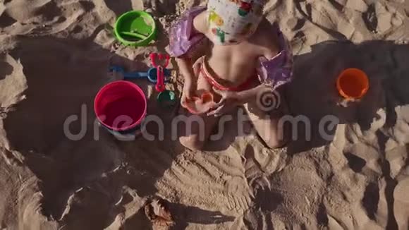 美丽的小女孩在4K热带沙滩上玩沙视频的预览图