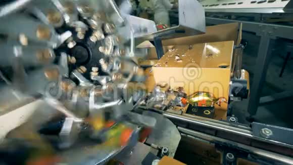 关闭一台工厂机器包装巧克力糖果视频的预览图