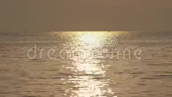平静的海面上的日出视频的预览图