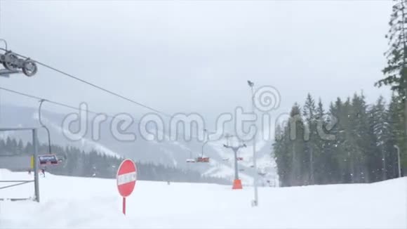 在雾中滑雪滑雪者视频的预览图