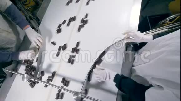 两名工人用手整理糖果的俯视图视频的预览图