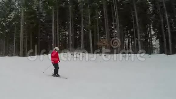 降雪和女孩滑雪视频的预览图