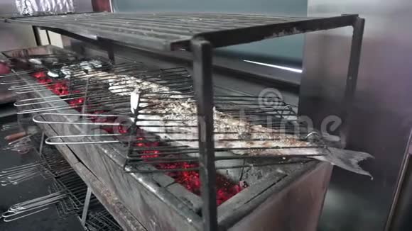 有经验的厨师烤美味的鱼视频的预览图