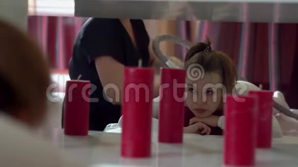 女孩在美容院做液化石油气按摩美容诊所视频的预览图