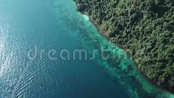 从美丽的NyaungOoPhee岛上的无人机鸟瞰视频的预览图