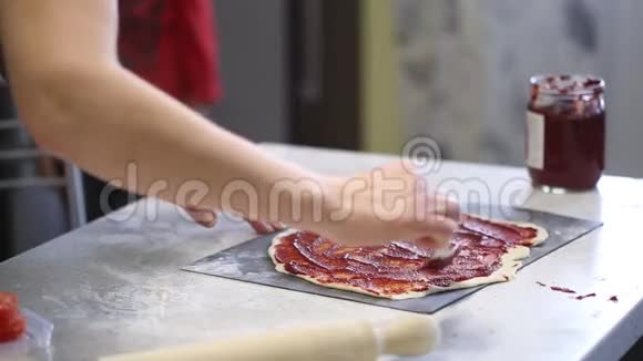 孩子们手准备披萨把馅料铺在面团上视频的预览图