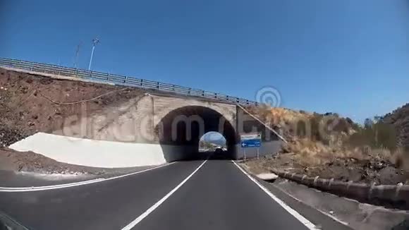 汽车正在穿过隧道视频的预览图