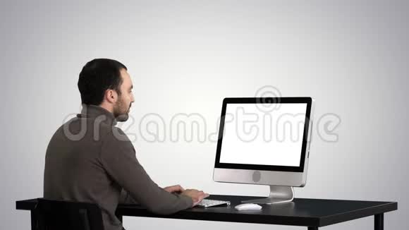 人在电脑上打梯度背景视频的预览图