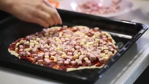 孩子们手准备披萨把馅料铺在面团上视频的预览图
