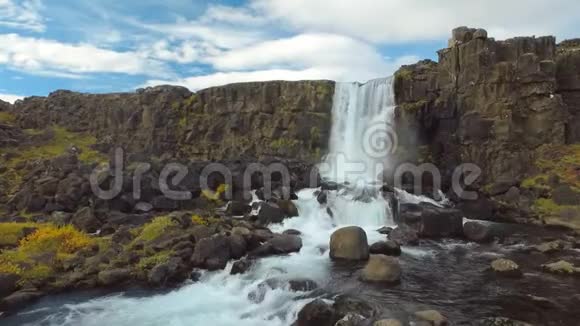 冰岛的小瀑布奥沙菲和河流秋天的玄武岩岩石和黄草视频的预览图