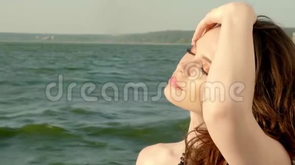 美丽的女人穿着优雅的夏装和太阳镜在游艇上摆姿势视频的预览图