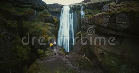 鸟瞰游客探索冰岛的Gljufrabui瀑布领土科普特远离人们视频的预览图