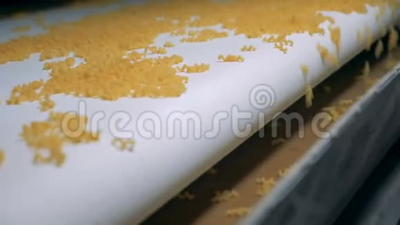 面食通心粉面条意大利面生产线白色传送带正在驱动大量螺旋通心粉到下面视频的预览图
