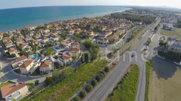 塞浦路斯海滨拉纳卡市舒适住宅区的鸟瞰图视频的预览图
