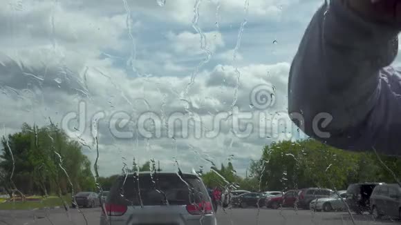 手擦汽车挡风玻璃视频的预览图