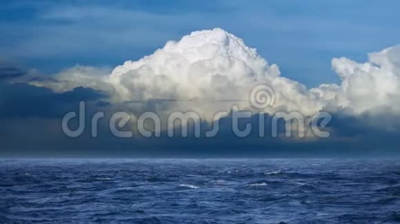 深蓝色的躁动的大海白色泡沫的波浪地平线上高耸的云视频的预览图