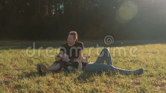 几个情人在公园里放松躺在草地上聊天视频的预览图
